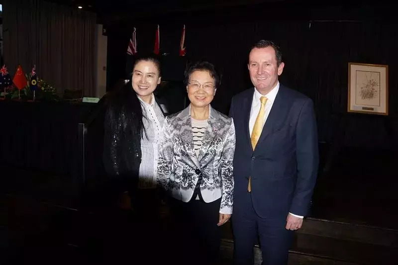 省政協主席喬傳秀（中）、澳大利亞西澳州州長Mark McGowan（右）與陶曉鶯董事長（左）在經貿交流會上親切交流.jpg